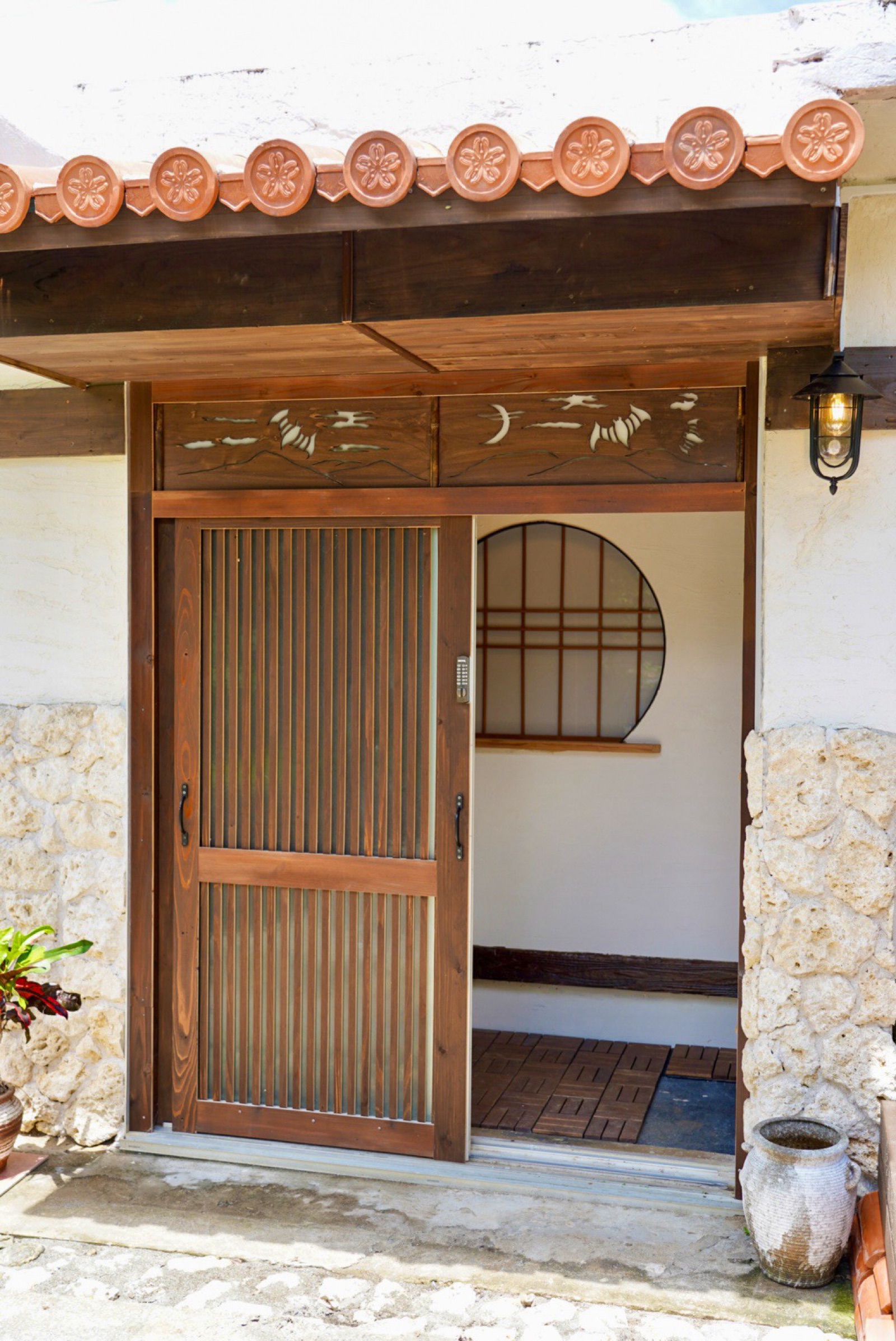 玄関戸を内側から（丸窓・式台）