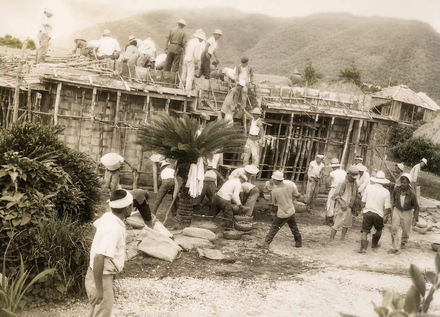 のぶしろ家を建てている村の人たち（60〜70年前）